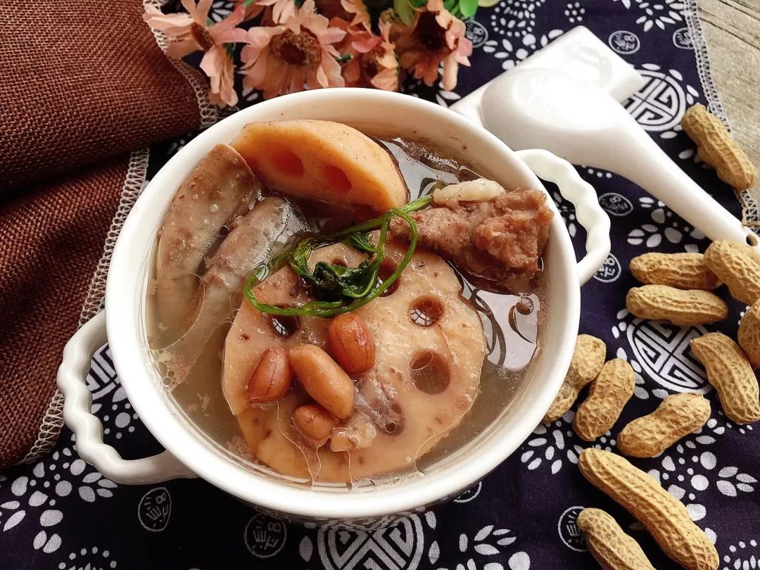 种植一亩藕能挣多少钱,塘内种藕一亩多少收入