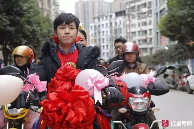 小伙骑摩托车迎娶新娘视频,小伙骑摩托娶了一个漂亮的媳妇儿