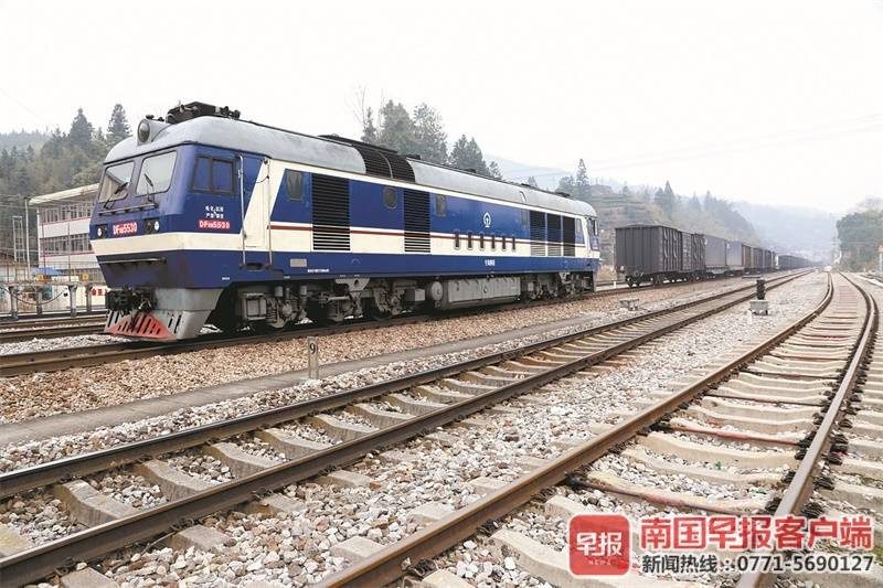 身居大山深处，戴着面具工作，焦柳铁路上有一群“推火车”的人