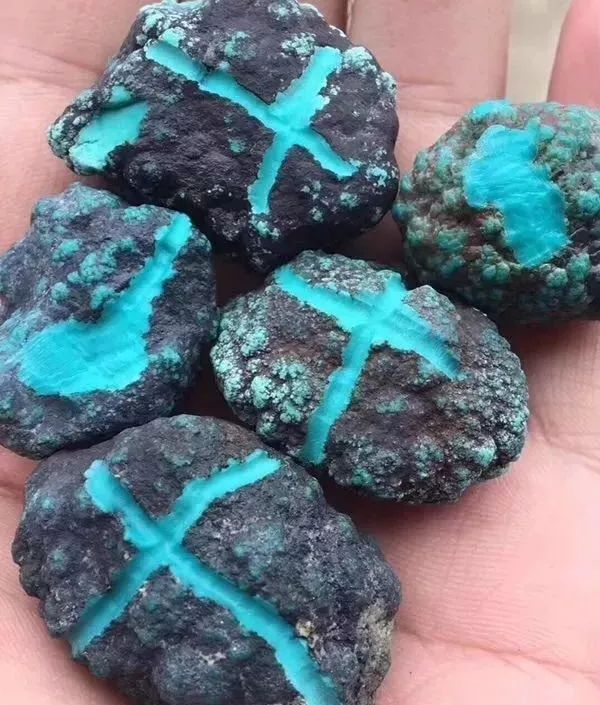 绿松石配饰可以戴一辈子吗,绿松石配饰一半绿一半蓝