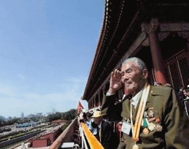 【强军思想引领新征程之一】那一刻，我们光荣接受检阅