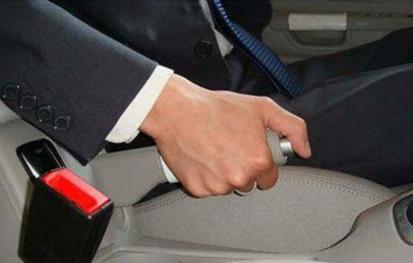 开车时手刹是拉起来还是放下去的,手刹没放下继续开车的后果