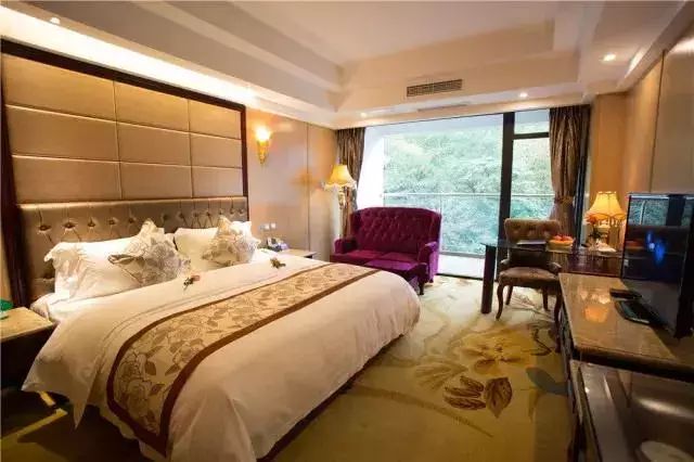 第四城网友特惠｜299元=2大2小「花水湾第一村生态酒店」客房1晚+自助双早+无限次温泉！