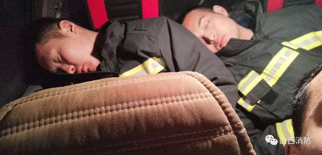 高速槽罐车泄漏消防员牺牲,汽油罐车侧翻泄漏消防员及时处置