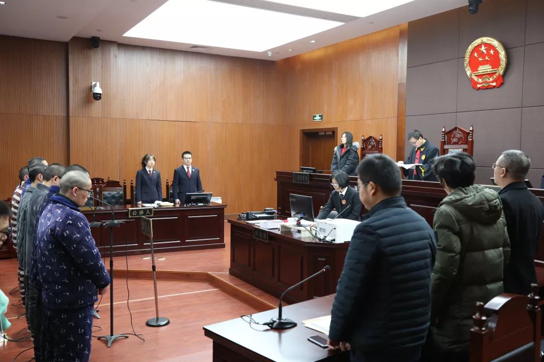 拍案｜稳赚不赔？股票群里其实都是“托”！