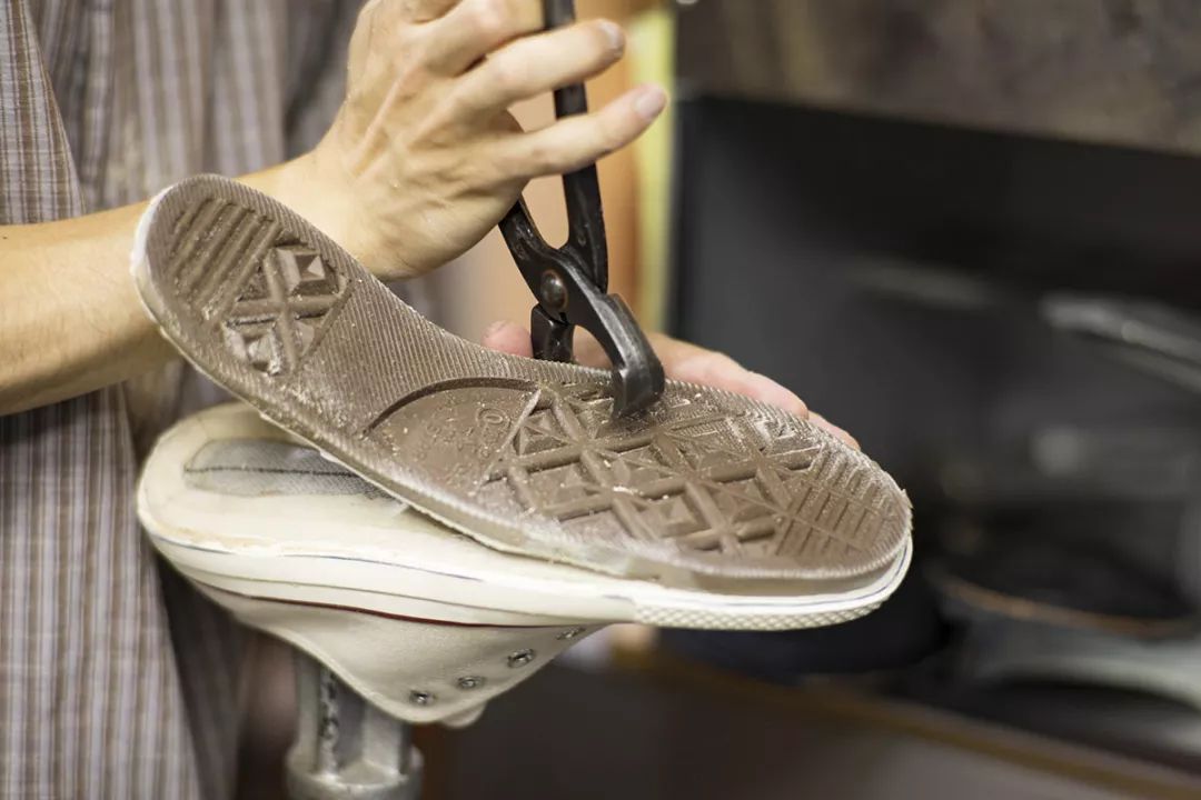 同样都是穿匡威的，怎么大哥们还“改装”上了呢？