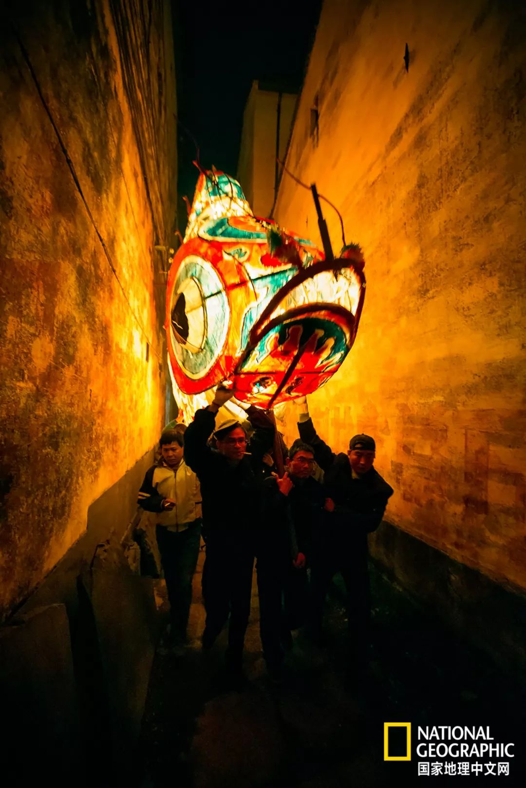 这盏燃了200年的徽州鱼灯，带你游回小时候