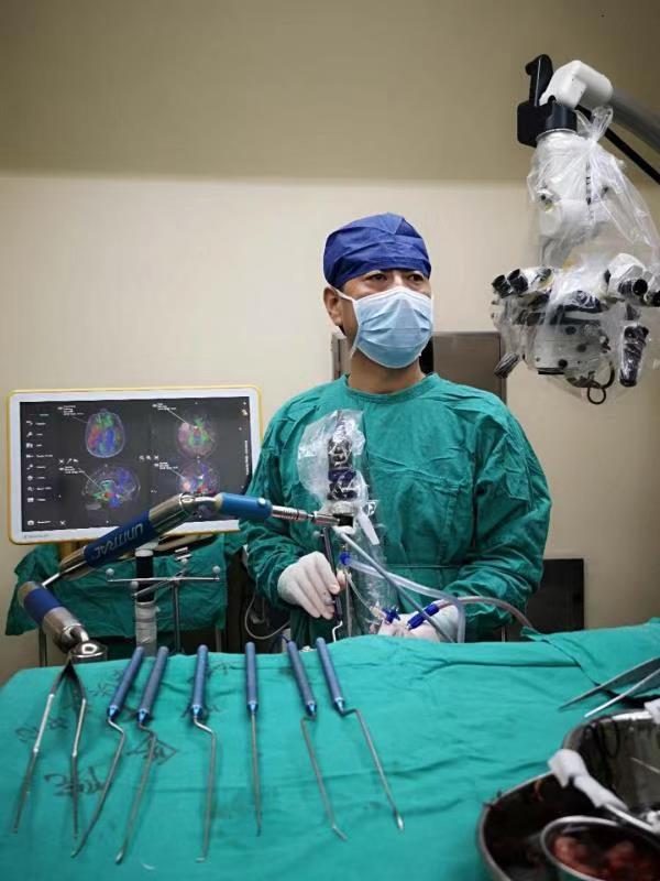 内镜深入“弹丸之地”保命更保光明,长征医院救治罕见复杂颅底创伤患者