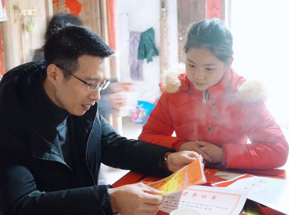 爱心助学传递爱心,爱心助学温暖贫困学生