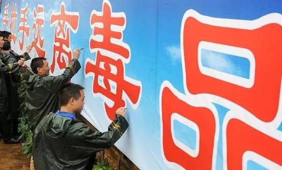 女子帮人运毒被海关抓到,女子运毒被边防警察发现