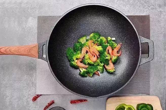 炒菜总粘锅咋办教你一招解决,炒菜粘锅最好的解决办法