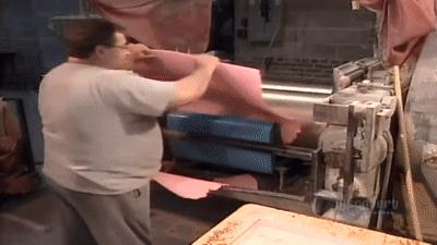 铅笔上面那块废柴橡皮为什么容易把纸擦破？