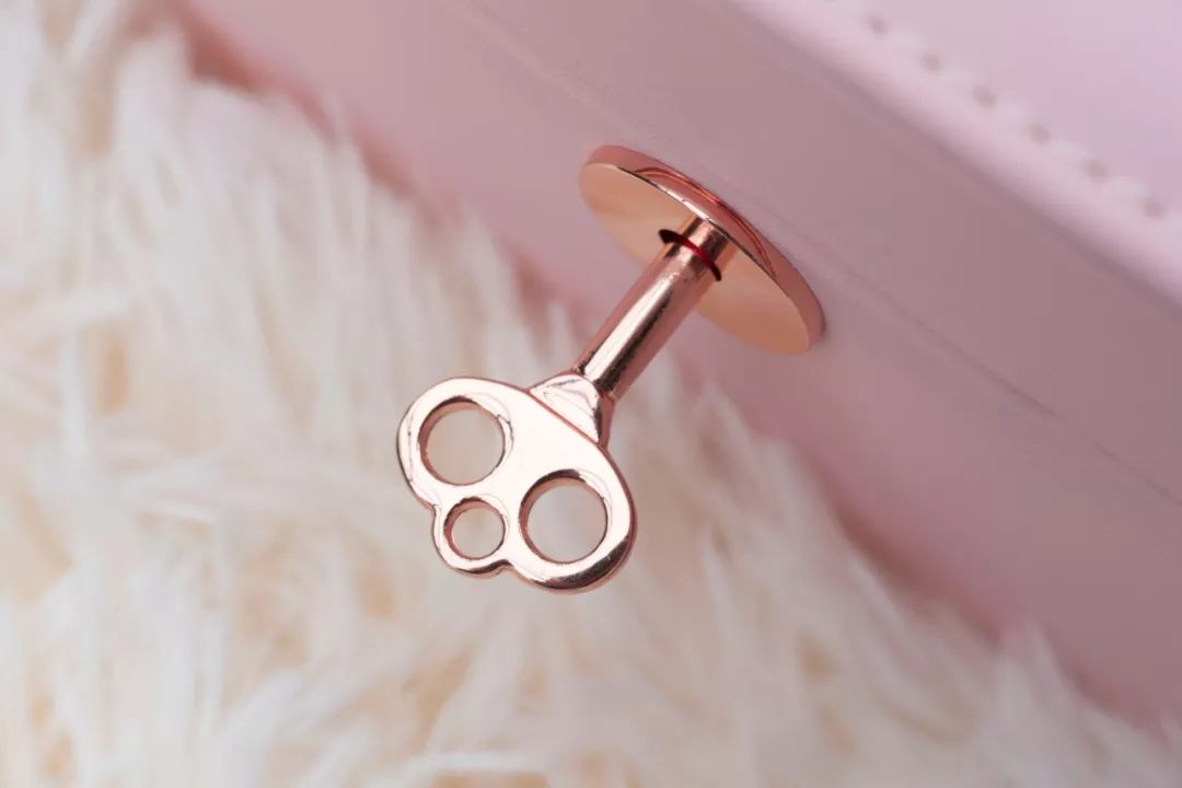 比起项链、耳环、戒指，女孩子更需要这个礼物|智黑智选