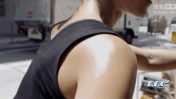 最美搬运工一夜爆红,香港最美搬运工朱芊佩与谭咏麟