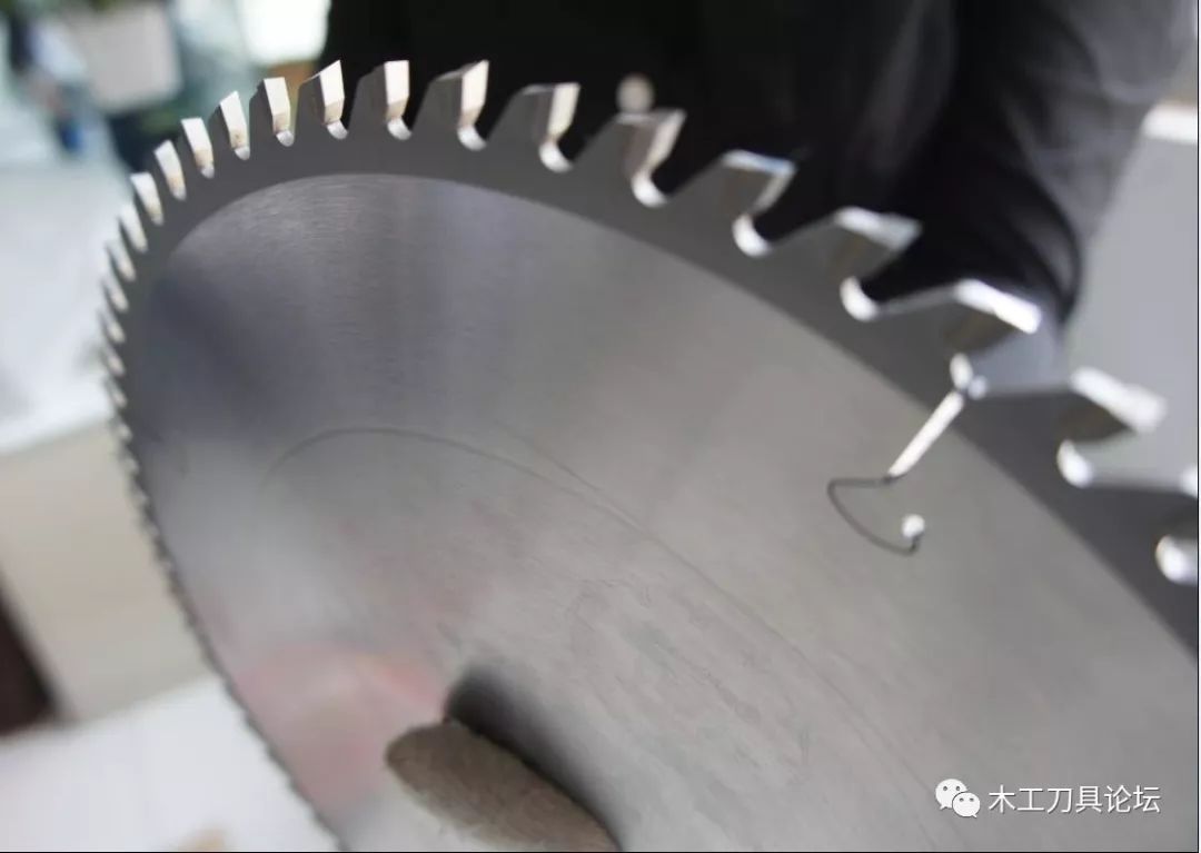 锯片几何参数、锯齿数、锯齿形状、进给速度等都是影响质量的因素