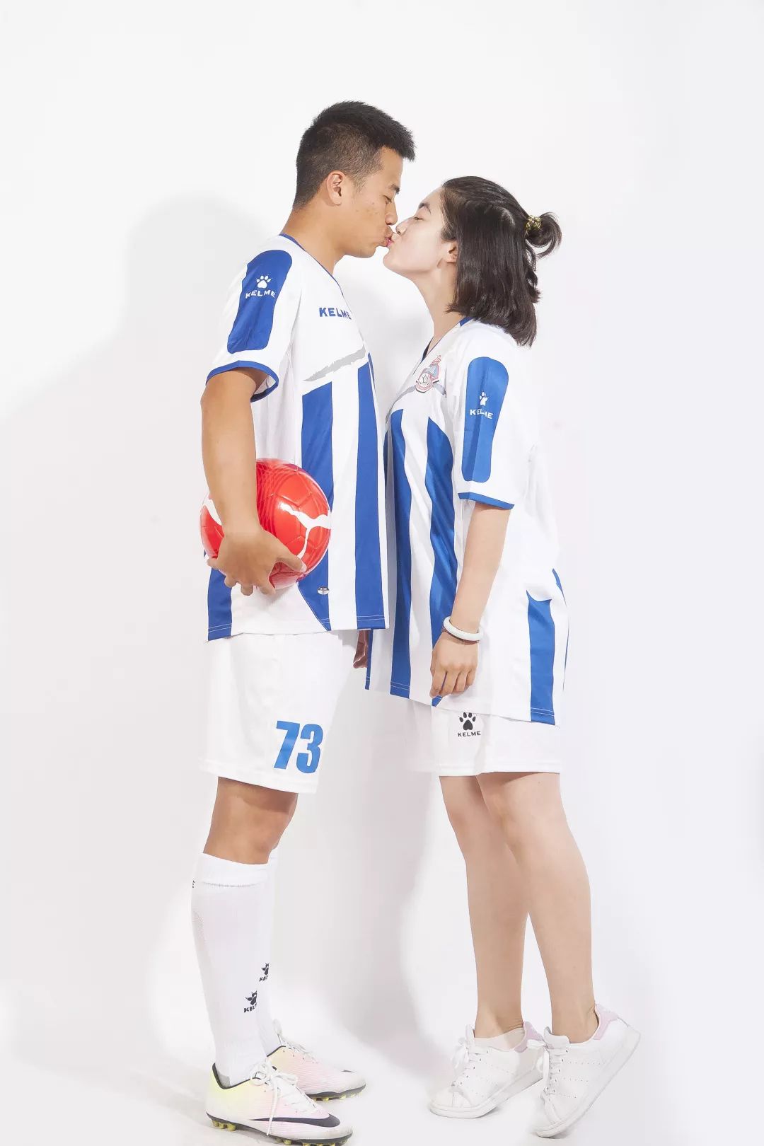 身影或许略显蹒跚，心中仍是追风少年——“烟台农商银行”最靓足球拍档展示就等你了！