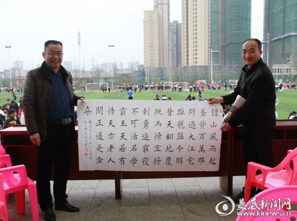 学雷锋日爱心义卖活动通知,雷锋精神燃起来爱心义卖暖校园