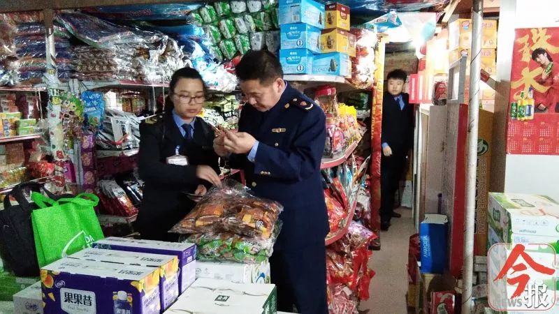 柳州追查“虾扯蛋”辣条！这些校园周边店铺，你家孩子光顾过吗？