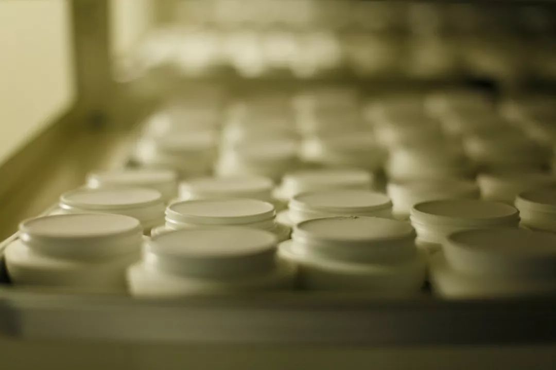 用了几年的火山泥一洗白,用火山泥洗澡