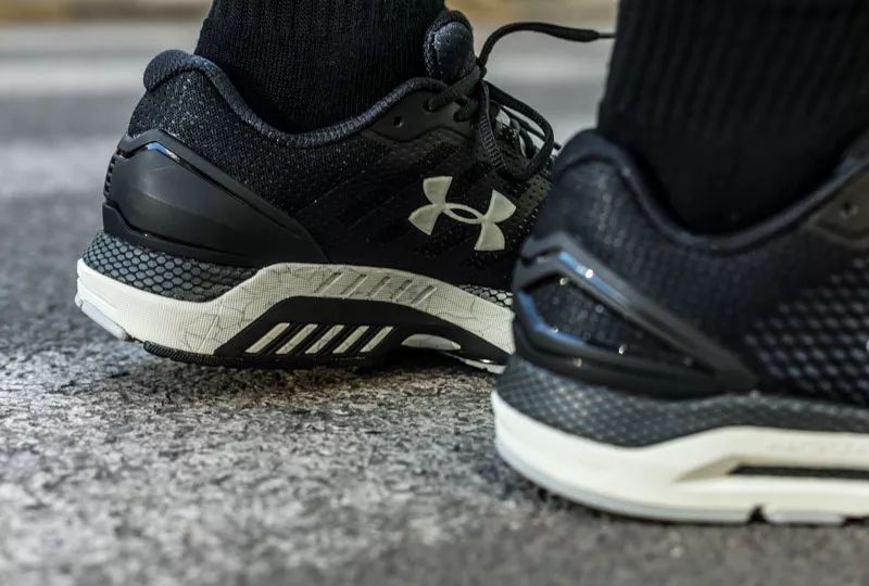 想买双叱咤健身房和街头的跑鞋？本次开箱一定要看！