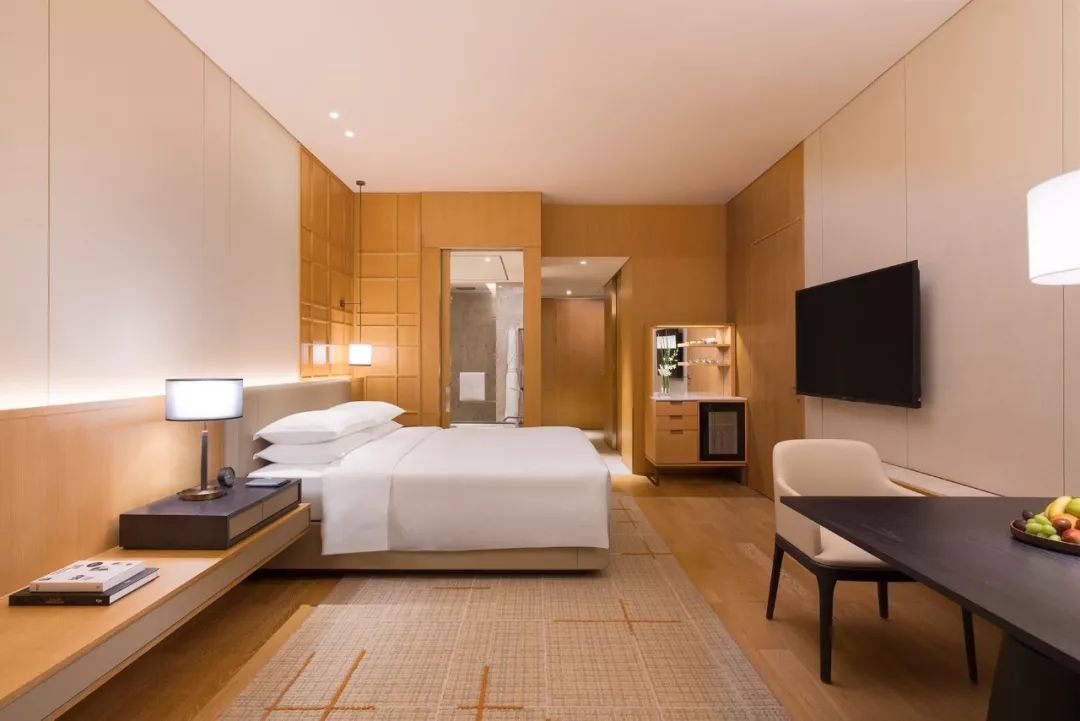 洗澡喝酒躺着看飞机！深圳机场这家奢华酒店“转机星人”务必了解一下！