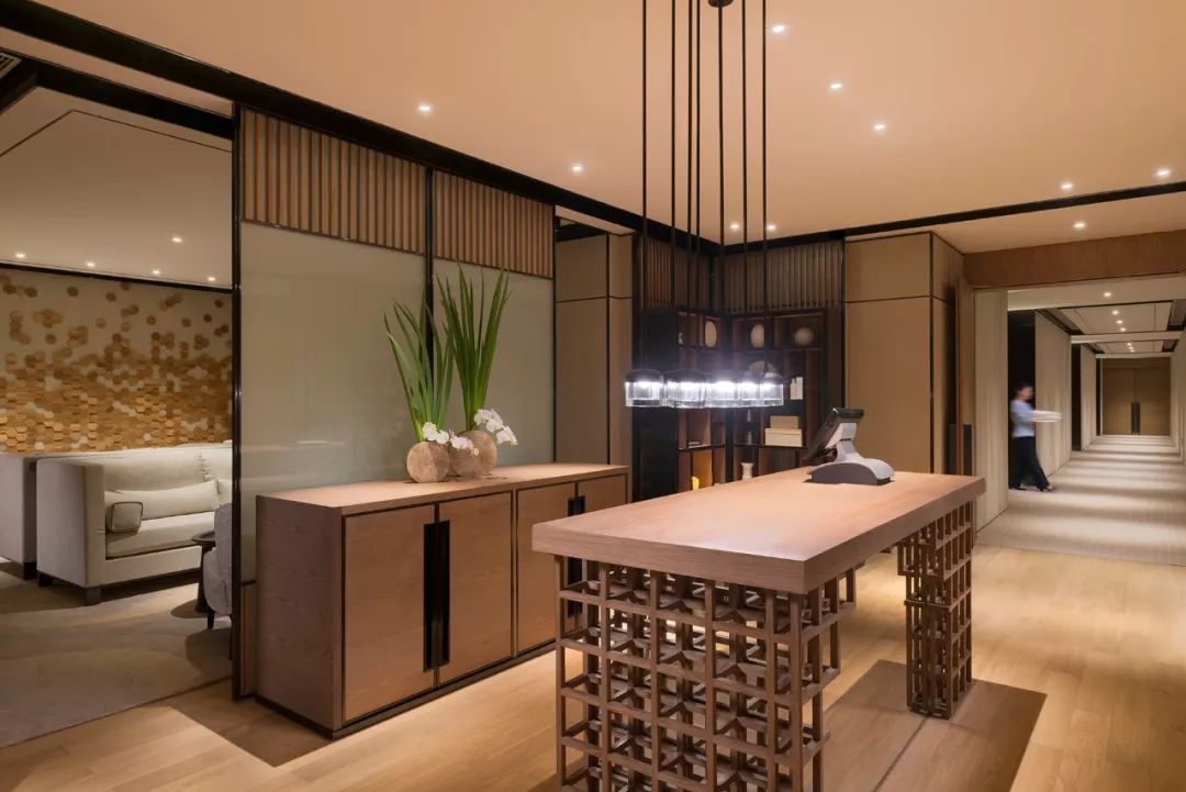 洗澡喝酒躺着看飞机!深圳机场这家奢华酒店“转机星人”务必了解一下!