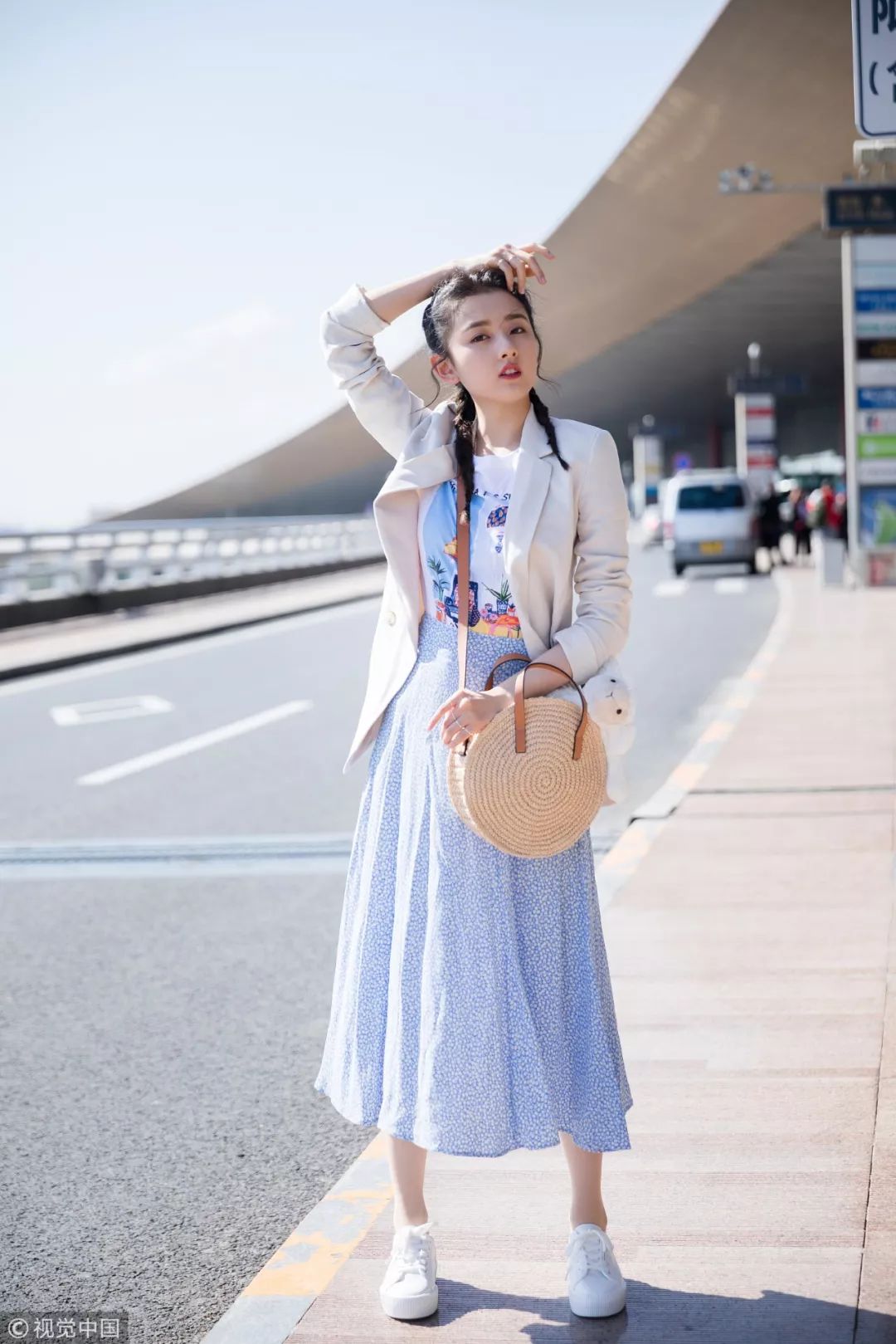 机场街拍谁赢?懂旧衣新穿的才是时髦精