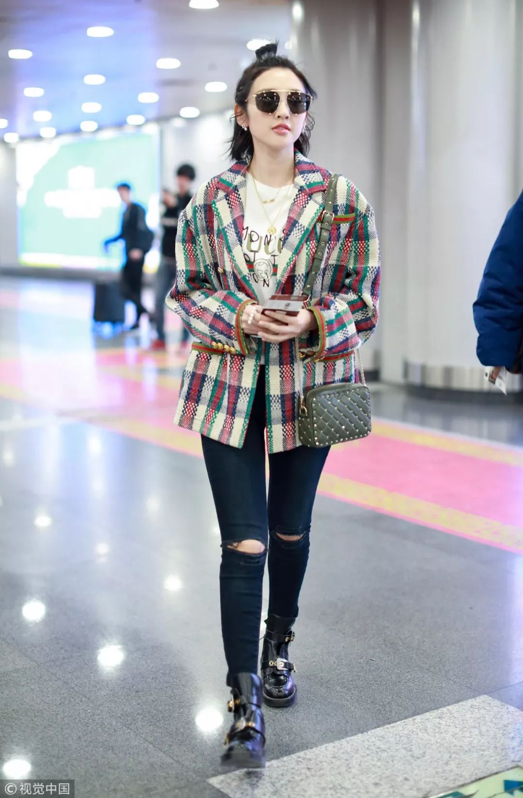 机场街拍谁赢?懂旧衣新穿的才是时髦精