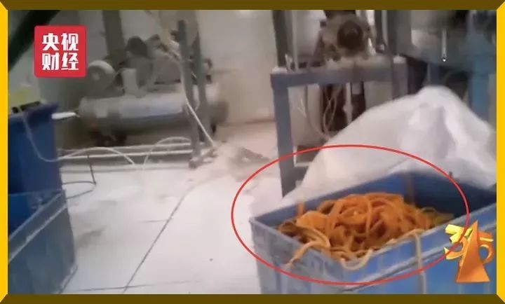 发现男友与前任联系，女子连吃5大包辣条，结果…