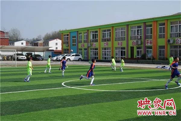 建业公益活动现场,新县爱心公园篮球场