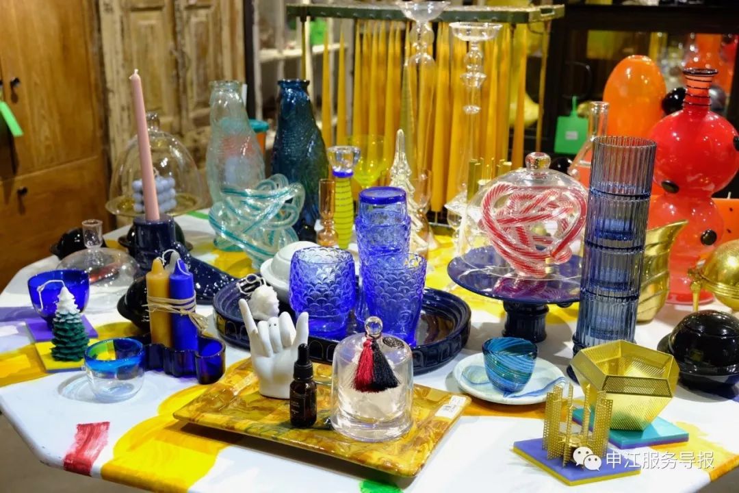 非常隐蔽的秘密基地藏在地板下,神秘的仓库到底隐藏着什么秘密