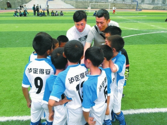 背篼当球门塑料瓶当足球泸定这群山里娃梦想当C罗