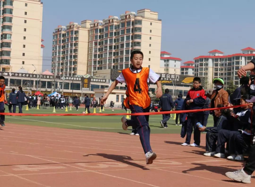 定格精彩瞬间彰显体育精神,丹棱中学60届田径运动会精彩瞬间