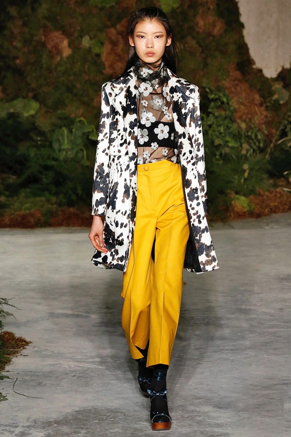 豹纹OUT，下一个C位印花轮到奶牛纹上场！