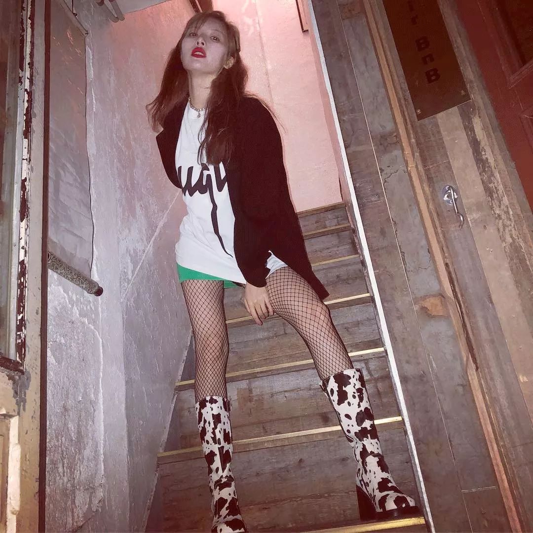 豹纹OUT，下一个C位印花轮到奶牛纹上场！