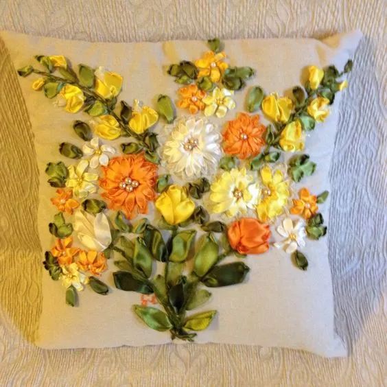 抱枕买个纯色的就够，这样缝几针，要多美有多美！