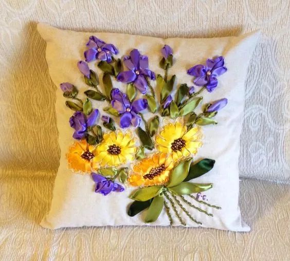 抱枕买个纯色的就够，这样缝几针，要多美有多美！