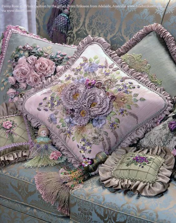 抱枕买个纯色的就够，这样缝几针，要多美有多美！