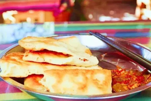 丽江这家靠着一碗鸡豆凉粉登上纽约时报的34年老店，何洁柳岩华少都赞不绝口……