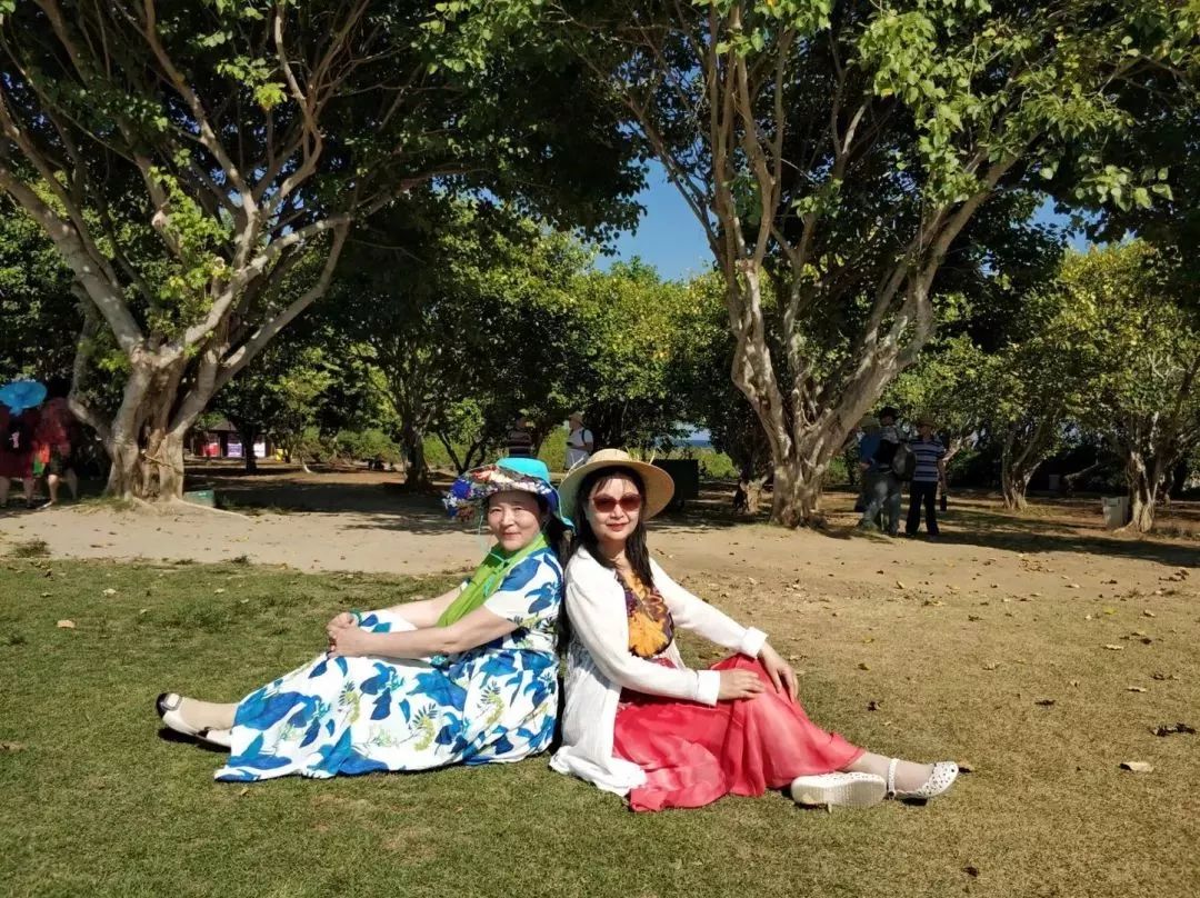 喜煞了！中国大妈外出旅游标准动作合辑！一招大雁南飞炫翻天！