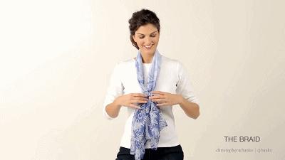 春天方丝巾怎么系好看,丝巾这样系简单时尚又清爽