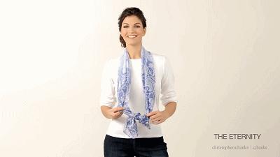 春天方丝巾怎么系好看,丝巾这样系简单时尚又清爽