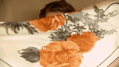 春天方丝巾怎么系好看,丝巾这样系简单时尚又清爽