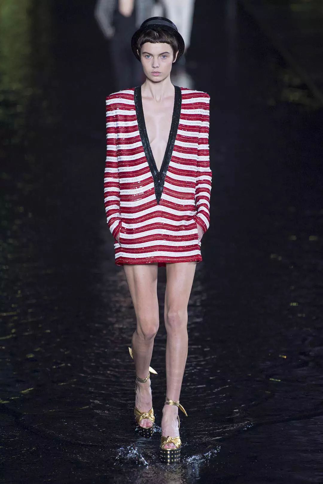 吴宣仪穿深v长裙,吴宣仪深v长裙