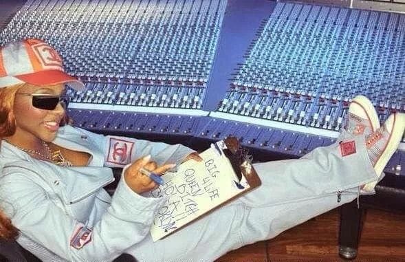 女生买假名牌,买假名牌的女孩