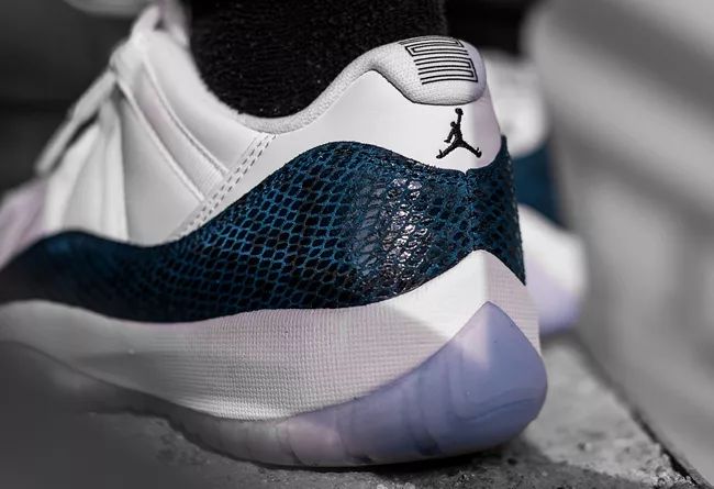 airjordan11low黑红测评,airjordan11lowwhitebred上脚图