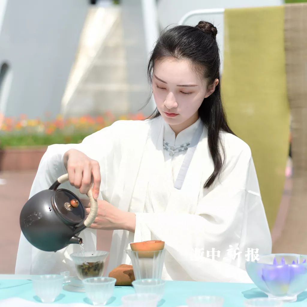 来杯谷雨茶？爱喝茶的小姐姐颜值都不低哟！