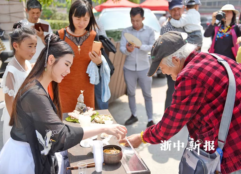 来杯谷雨茶？爱喝茶的小姐姐颜值都不低哟！