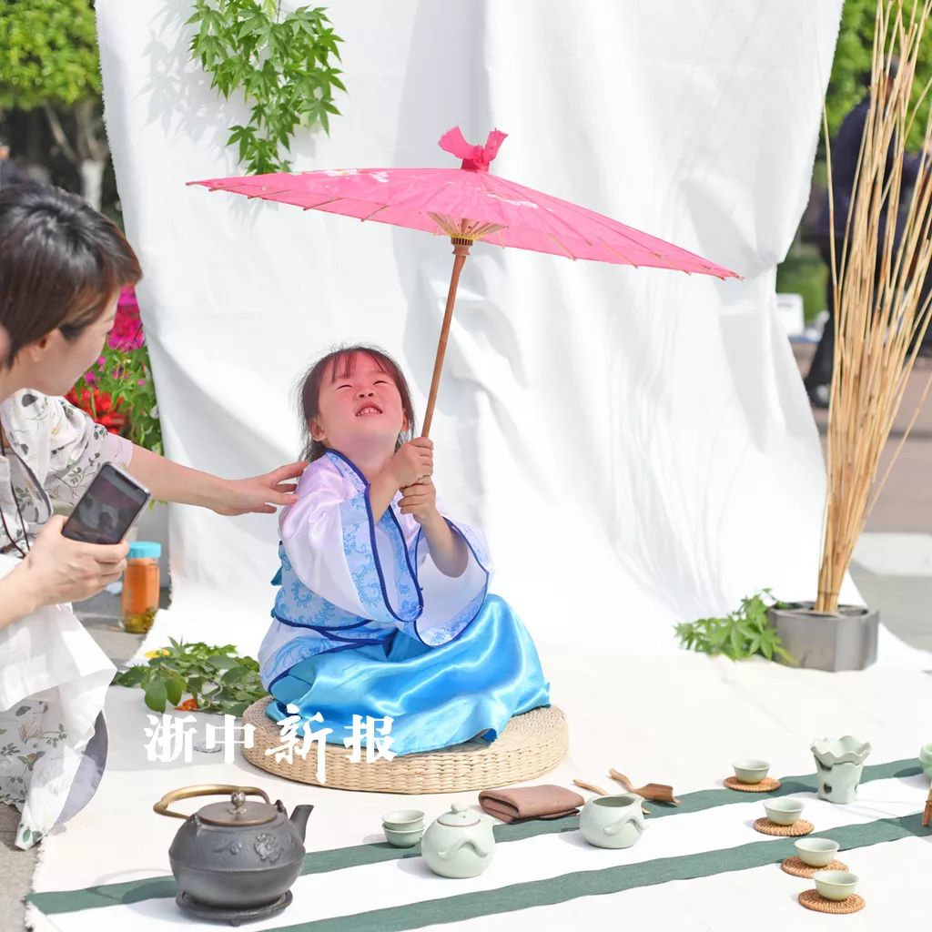 来杯谷雨茶？爱喝茶的小姐姐颜值都不低哟！