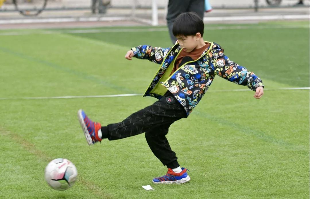 生日会的热闹没赶上？还有好戏！根伟送签名足球啦，来留言吧！